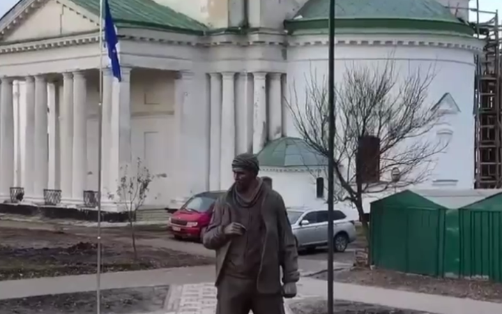 У Ніжині встановили скульптуру Героя України Олександра Мацієвського
