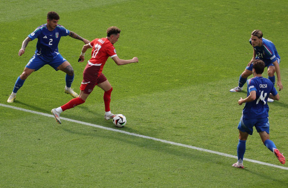 Рубен Варгас зі Швейцарії (другий ліворуч) та Джованні ді Лоренцо з Італії (ліворуч) під час футбольного матчу 1/8 фіналу Євро-2024 між Швейцарією та Італією в Берліні, Німеччина.