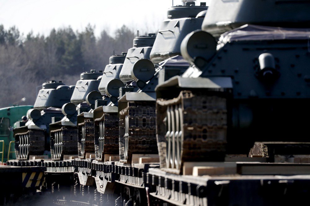 Відремонтовані танки Т-34-85 на залізничних платформах на території бронетанкового заводу концерну «Уралвагонзавод» у Стрєльні поблизу Санкт-Петербурга.