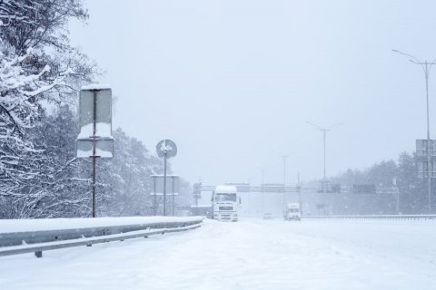 Через снігопади в’їзд вантажівок до Києва заборонять