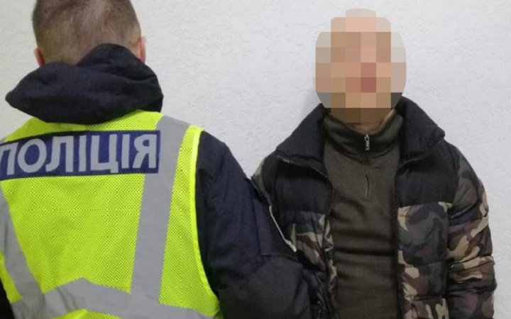 У Києві спіймали шахрая, який ошукував військових на продажі неіснуючих ножів