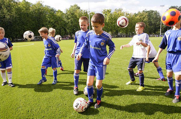 Директор ДЮФШ Александр Ищенко говорит: «Главное, чтобы мальчишкам нравился футбол. А дети чьих они родителей - для меня не
важно»