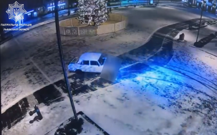 У центрі Львова водій влаштував дрифт під новорічною ялинкою