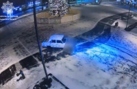 У центрі Львова водій влаштував дрифт під новорічною ялинкою