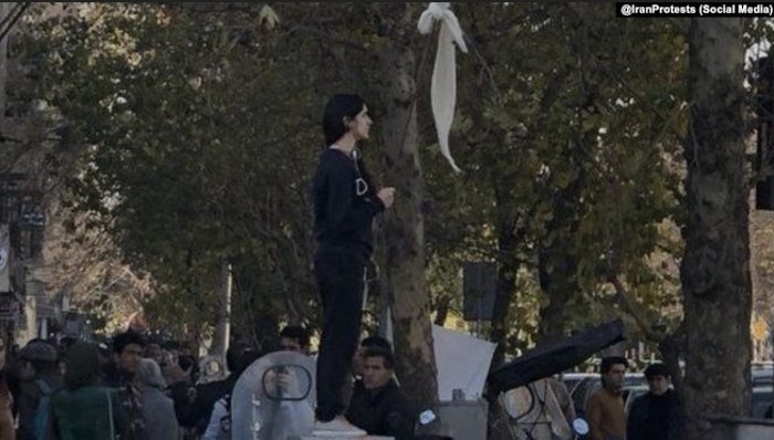 Віда Мовахеді стала символом непокори після її одиночної акції протесту проти зобов’язання жінок носити хустку, що покриває волосся, шию та плечі,Тегеран, 2018