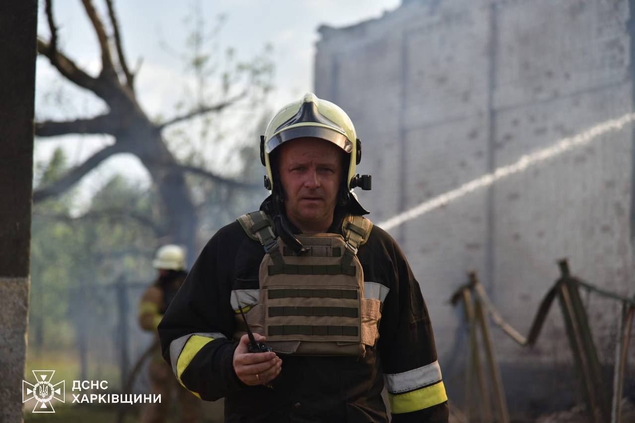 Рятувальник на пожежі навчального закладу на Харківщині