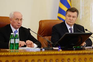 Янукович и Азаров поздравили с Днем работников легкой промышленности