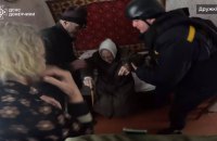 Рятувальники групи «Фенікс» евакуювали маломобільну жінку з Дружківки Донецької області