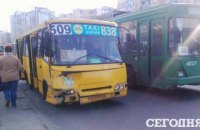 В Киеве маршрутка с пассажирами врезалась в припаркованный автомобиль