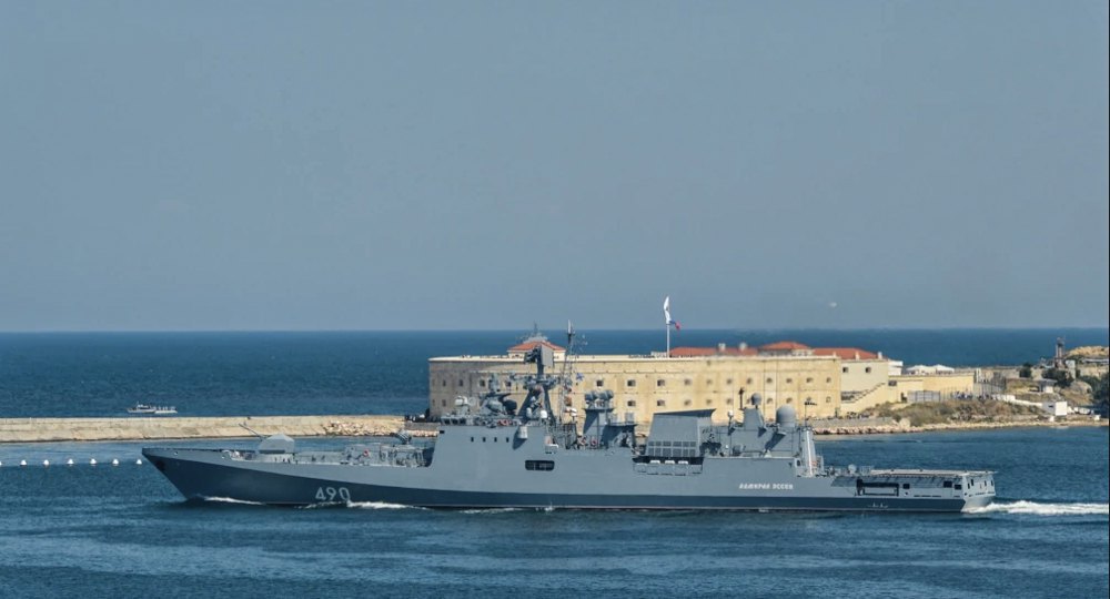 Фрегат «Адмірал Ессен» залишає Севастопольську бухту.