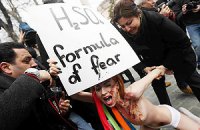 Активистки FEMEN разделись возле мечети в Стамбуле