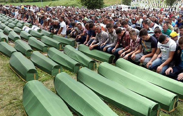 Похороны жертв резни в Сребренице