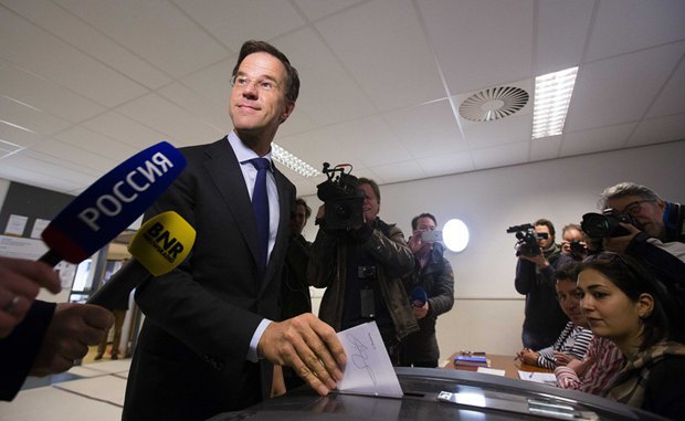 Марк Рютте, премьер-министр Нидерландов, на избирательном участке в Гааге
