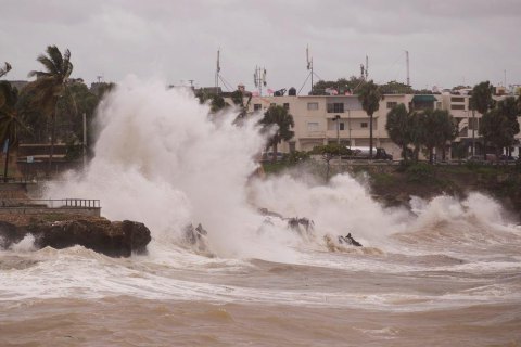 В результате шторма "Эльза" во Флориде погиб человек, на базе ВМС в Джорджии образовалось торнадо