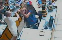 Охранник супермаркета  в Харькове сломал челюсть девушке-кассиру 