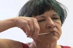 Актриса из Австралии поддержала свободу слова в Беларуси, зашив себе рот