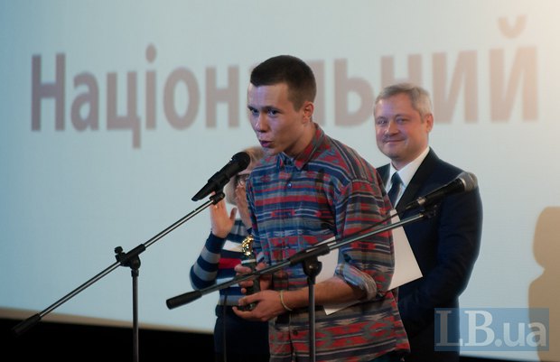 Украинский режиссер Никон Романченко получает приз за свой фильм "Лица", победивший в Национальном конкурсе