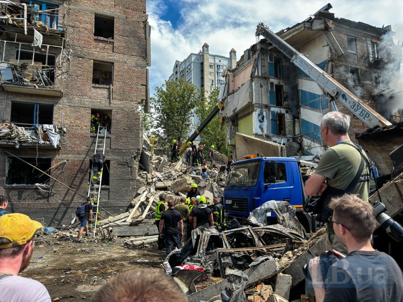 На місці влучання в житловий будинок в Шевченківському районі.