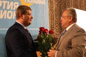 Мер Новомосковська пішов у Партію регіонів