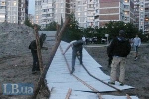 В Донецке люди до глубокой ночи охраняют сквер от застройщика