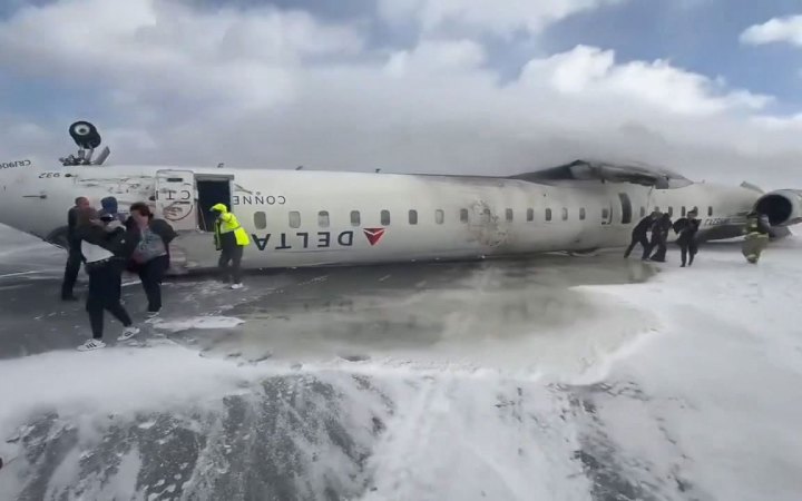 В аеропорту Торонто літак перекинувся під час приземлення