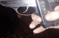 У Києві п'яний чоловік із бойовою гранатою і пістолетом чіплявся до людей