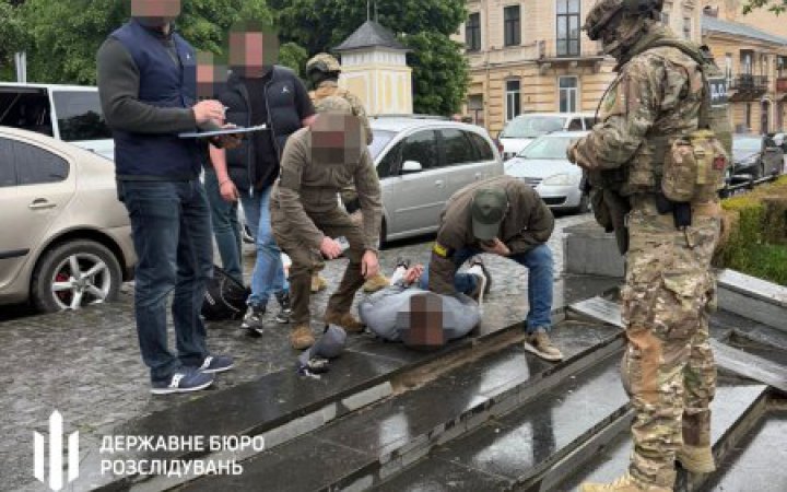 У Чернівцях затримали правоохоронця за організацію схеми переправлення військовозобов'язаних за кордон
