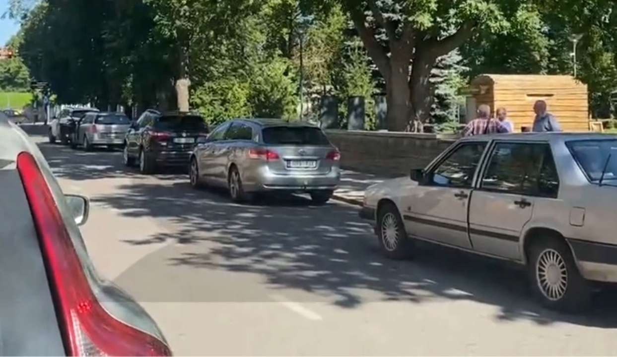 Черга росіян, які масово втікають до Естонії перед забороною на в'їзд.