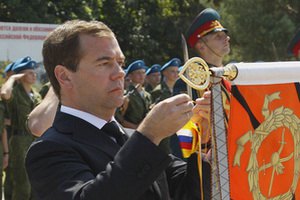 Медведев наградил бригаду спецназа за участие в войне против Грузии