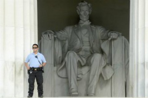 Гражданин Кыргызстана нацарапал на мемориале Линкольну в Вашингтоне свое имя