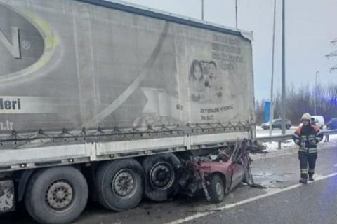 ​На трасі Київ-Одеса після зіткнення з вантажівкою загинули водій та троє пасажирів легковика