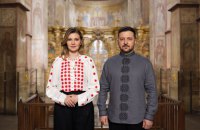 "Молимося і боремося, аби Україна жила в мирі": Президент Зеленський з дружиною привітали українців з Великоднем