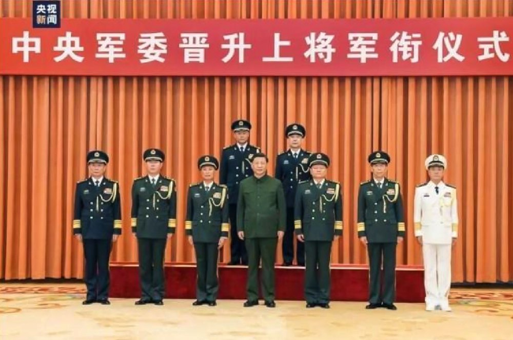 Зліва від Сі — віцеголова Центральної військової комісії Чжан Юся, потім Лі Шанфу.
