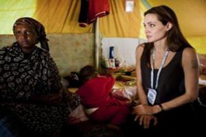 Анджелина Джоли посетила лагерь беженцев из Северной Африки