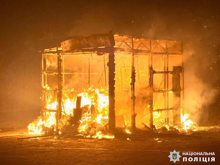 Унаслідок падіння уламків горіли машини