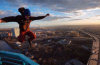 Руфер Мустанг передал видео с высотки в Москве друзьям задержанных парашютистов