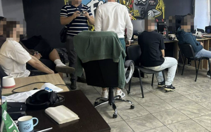 Пропонували вкластися в "крипту" і встановити додаток "банку": в Дніпрі викрили шахрайські кол-центри