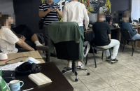 Пропонували вкластися в "крипту" і встановити додаток "банку": в Дніпрі викрили шахрайські кол-центри