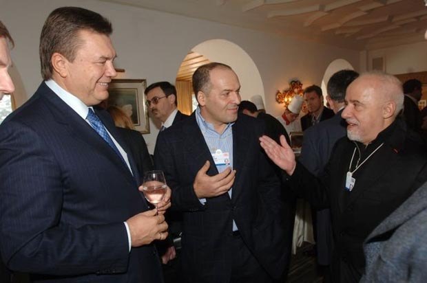 Президент Украины Виктор Янукович, Виктор Пинчук и модный писатель Пауло Коэльо