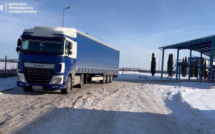 Після розблокування кордону з Польщею прикордонники оформили більше 2,5 тис. вантажівок