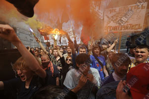 Первомайский марш "левых" профсоюзов забросали дымовухами 