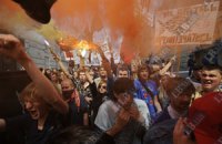 Первомайский марш "левых" профсоюзов забросали дымовухами 
