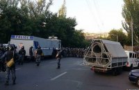 У Єревані загарбники будівлі поліції взяли в заручники 4 лікарів