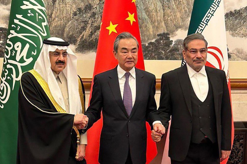 Секретар Вищої ради нацбезпеки Ірану Алі Шамхані (справа), директор офісу Центральної комісії у закордонних справах Китаю Ван І та радник з національної безпеки Саудівської Аравії Мусаїд Аль Айбан під час зустрічі в Пекіні, 10 березня 2023 р.