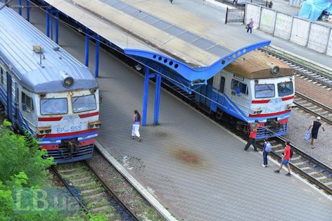 Двое людей попали под поезд во Львовской области