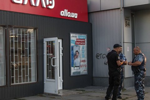 В Киеве неизвестные ограбили магазин электроники за две минуты
