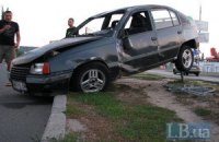 ДТП в Киеве: Opel перевернулся и запрыгнул на металлическое ограждение