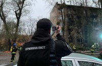 У Києві в житлові будинки влучили уламки ракет. Відомо про одну жертву (оновлено)