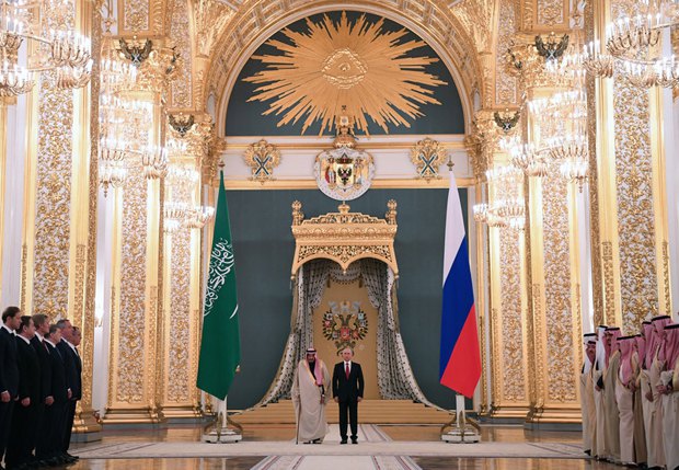 Король Саудовской Аравии Сальман бен Абдель Азиз Аль Сауд и президент РФ Владимир Путин во время встречи в Кремле ,5 октября
2017.