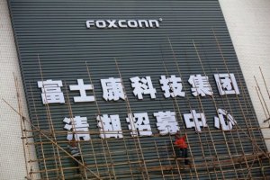 Китайська фабрика, на якій збирають iPhone, зупинена через бійку